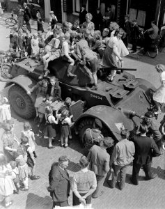 Staghound pantserwagen van de Pantserschool uit Amersfoort in West-Friesland wor, Bestanddeelnr 903-4254