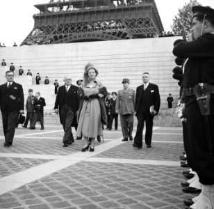 Staatsbezoek van koningin Juliana aan Frankrijk. Rondvaart Koninklijk paar. Bij , Bestanddeelnr 903-9821