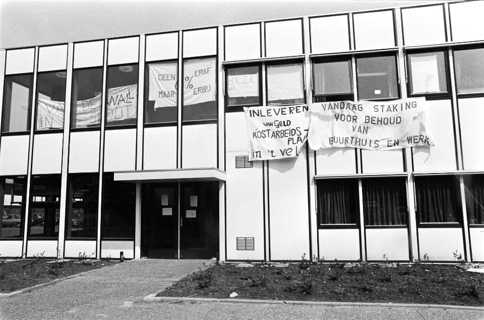 Stadsdeelraadkantoor van Amsterdam-Noord bezet door werkers van buurthuizen in A, Bestanddeelnr 932-1132