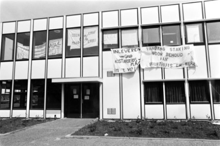 Stadsdeelraadkantoor van Amsterdam-Noord bezet door werkers van buurthuizen in A, Bestanddeelnr 932-1132