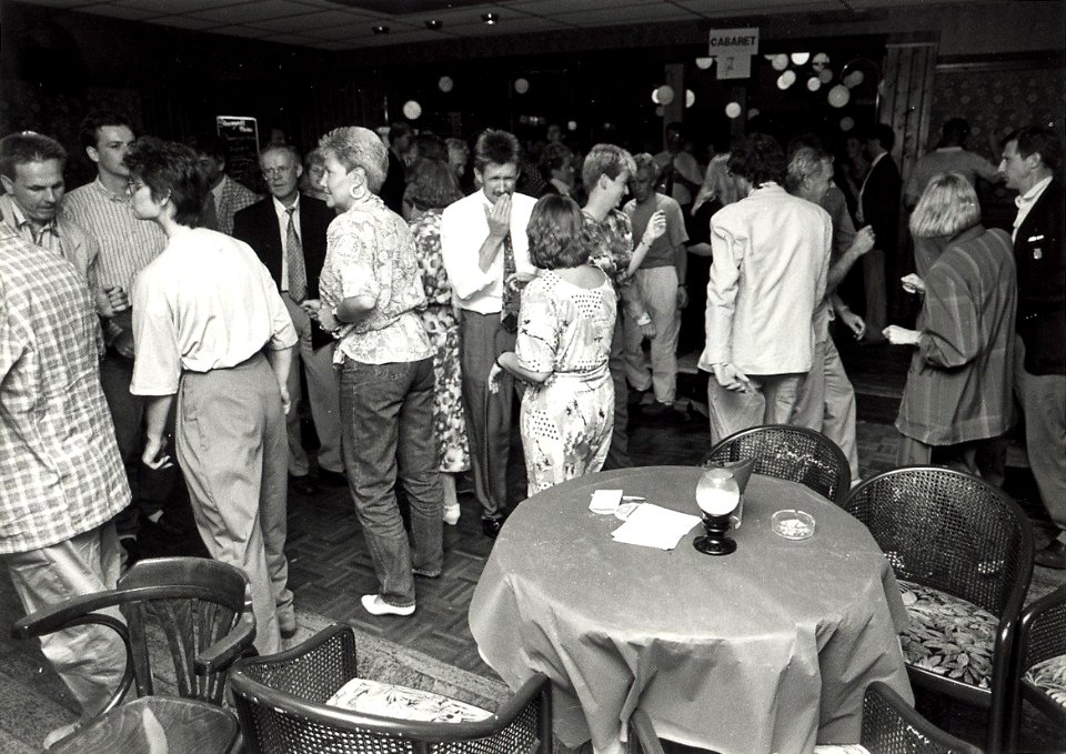 Stadscafé aan de Zijlstraat, feest voor de ambtenaren van de Provincie in verband met de reorganisatie. Aangekocht in 1989 van United Photos de Boer bv. - Negatiefnummer 30707 k 7-7a. - Gepubliceerd i