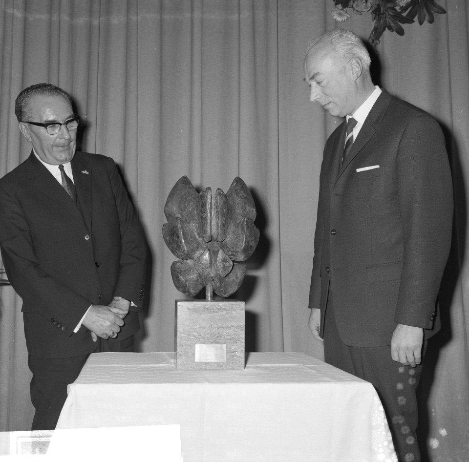 Staatssecretaris van Economische Zaken Bakker (r.) bij het overhandigen van de …, Bestanddeelnr 918-4974