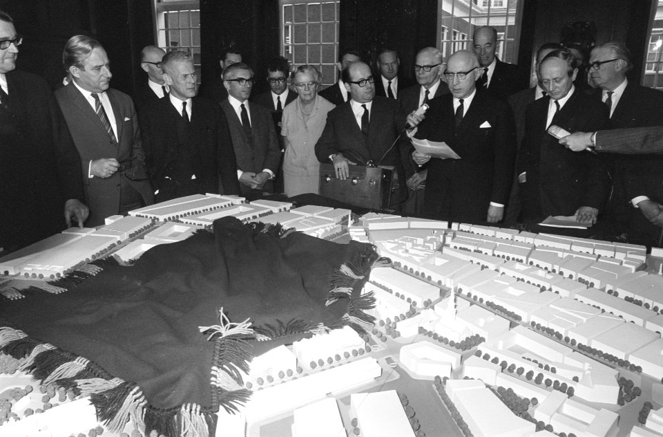 Stadhuisontwerp van de Weense architect Wilhelm Holzbauer in een internationale , Bestanddeelnr 921-8801