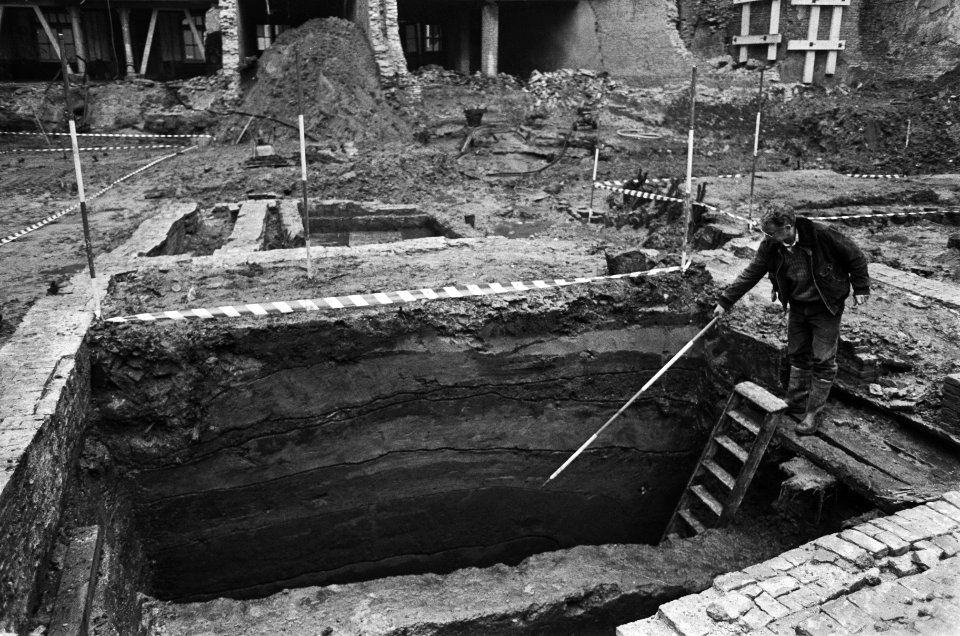 Stadsarcheoloog Baart heeft met medewerkers op de kop van Zeedijk o.m. Amsterdam, Bestanddeelnr 933-5020