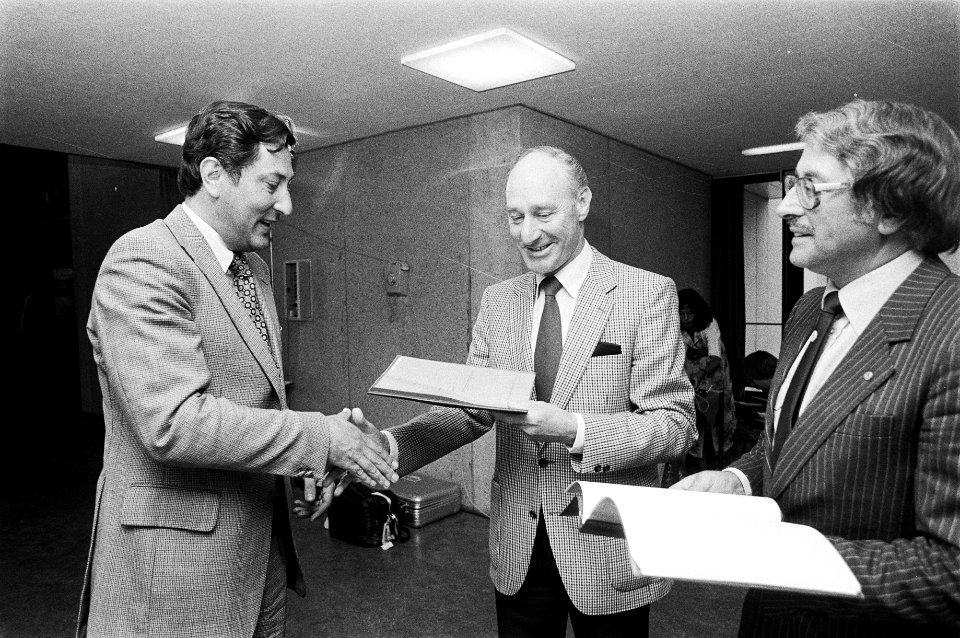 Staatssecretaris van CRM Wallis de Vries neemt het CAO-contract in ontvangst van, Bestanddeelnr 930-3511