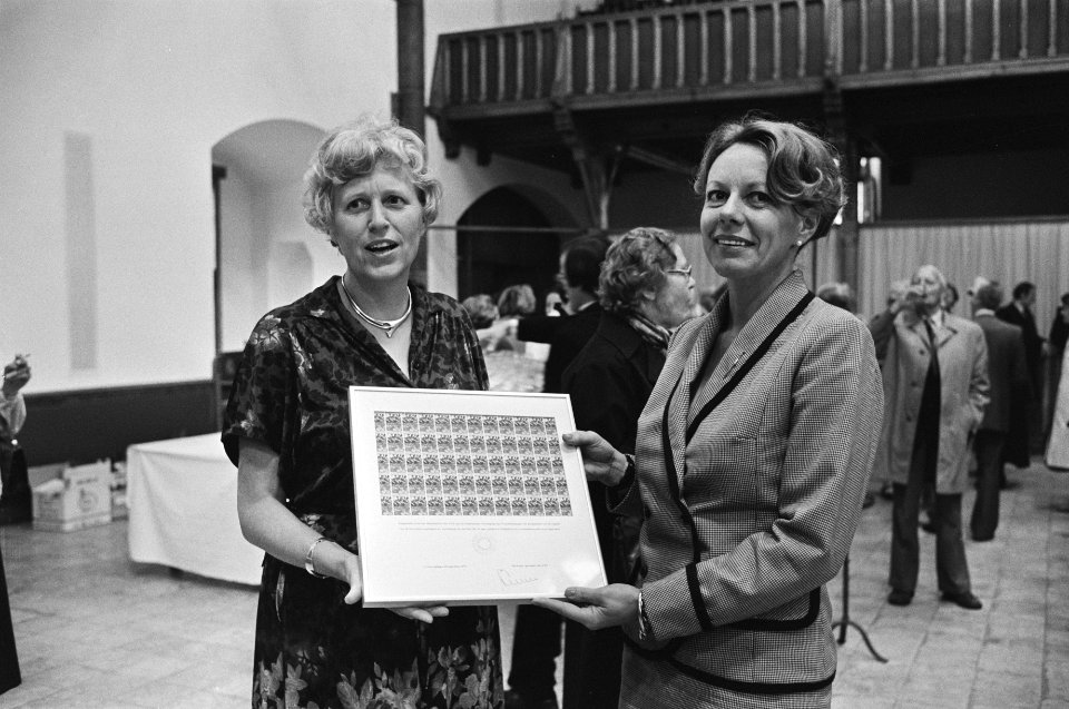 Staatssecretaris Smit- Kroes (Verkeer en Waterstaat) overhandigt aan staatssecre, Bestanddeelnr 930-4133