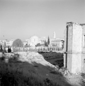Stadsbeeld met appartementsgebouw en een synagoge, Bestanddeelnr 255-2248