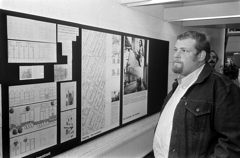 Staatssecretaris Schaefer op tentoonstelling De Pijp in Amsterdam, Bestanddeelnr 926-4990