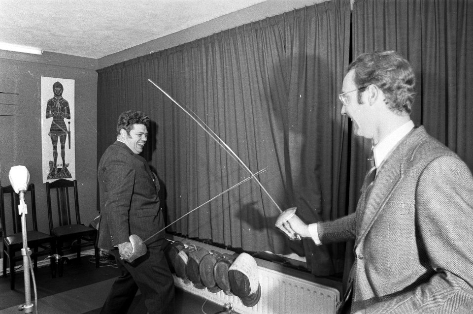 Staatssecretaris Vonhoff opent schermschool Van Oeveren , Amsterdam, (l) Vonho, Bestanddeelnr 925-1071
