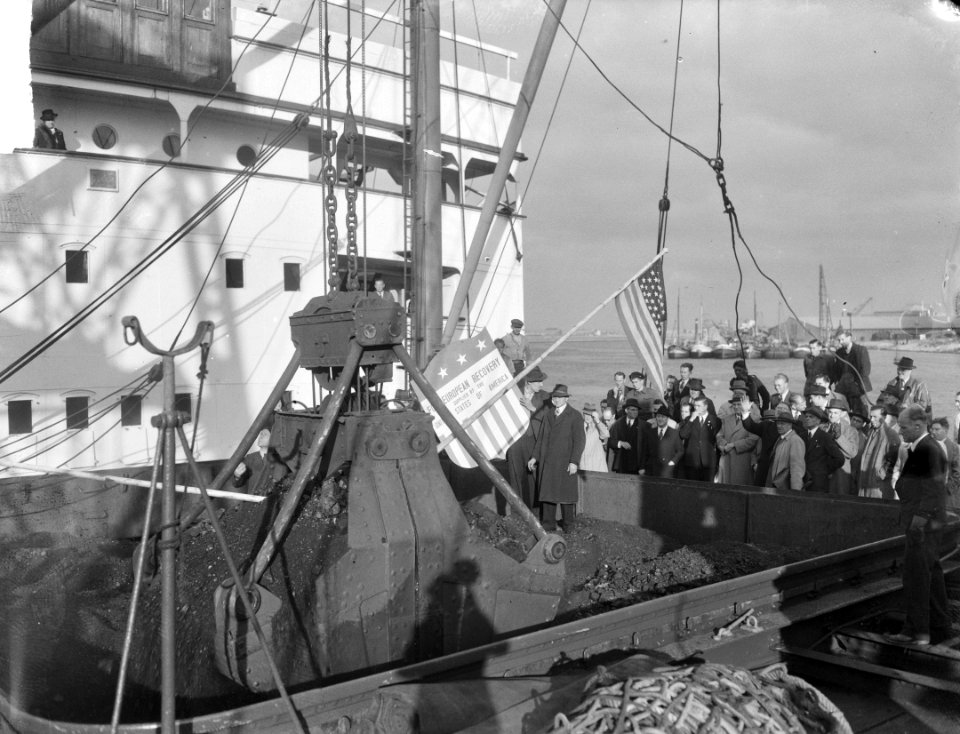 Stad Vlaardingen met Marshall-steenkolen voor de Nederlandse Spoorwegen in de , Bestanddeelnr 903-0048