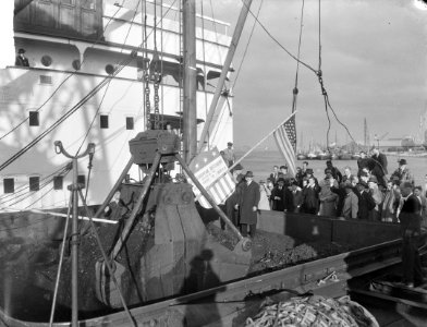 Stad Vlaardingen met Marshall-steenkolen voor de Nederlandse Spoorwegen in de , Bestanddeelnr 903-0048