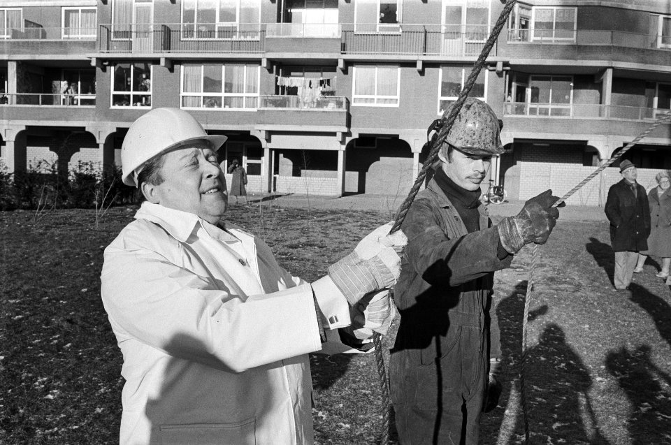 Staatssecretaris Hermes slaat eerste paal BUO-school in Amsterdam-Bijlmermeer, Bestanddeelnr 931-9065