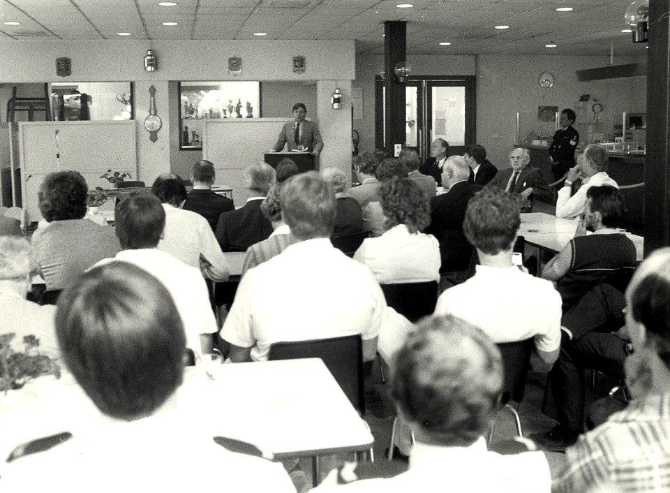 Staatssecretaris Hoeksema in het Marnine Hospitaal. Geschonken in1986 door United Photos de Boer bv. Identificatienummer 54-015707, NL-HlmNHA 54015707