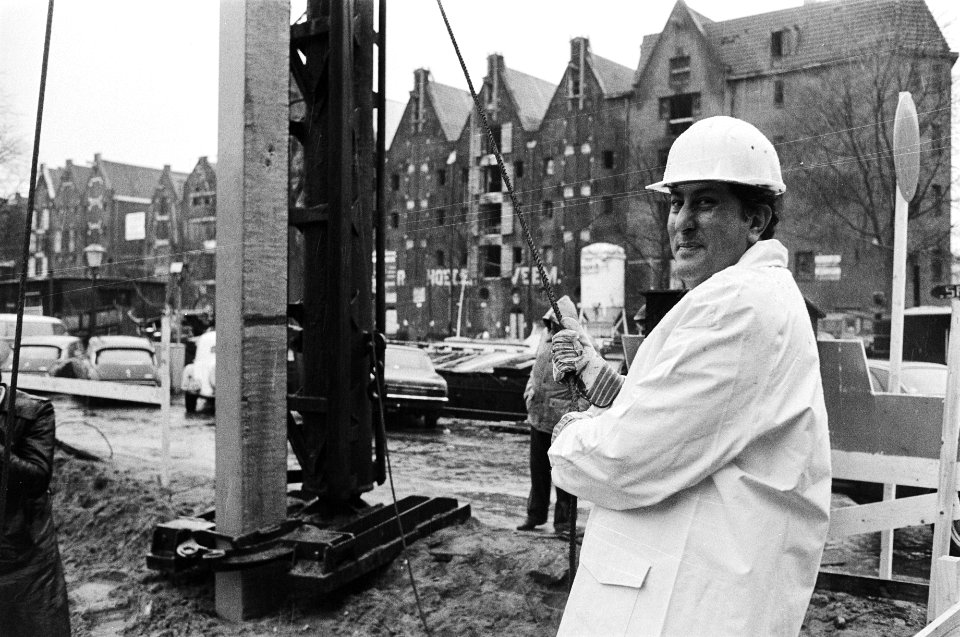 Staatssecretaris Wallis de Vries van CRM slaat 1e paal voor verzorgingstehuis , Bestanddeelnr 930-6314