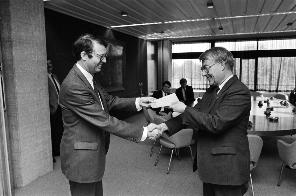 Staatssecretaris Koning (r) advies over ministeriele verantwoordelijkheid in ver, Bestanddeelnr 933-4839