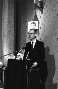 Staatssecretaris Klaas de Jong houdt een toespraak tijdens de herdenking van de , Bestanddeelnr 930-1964