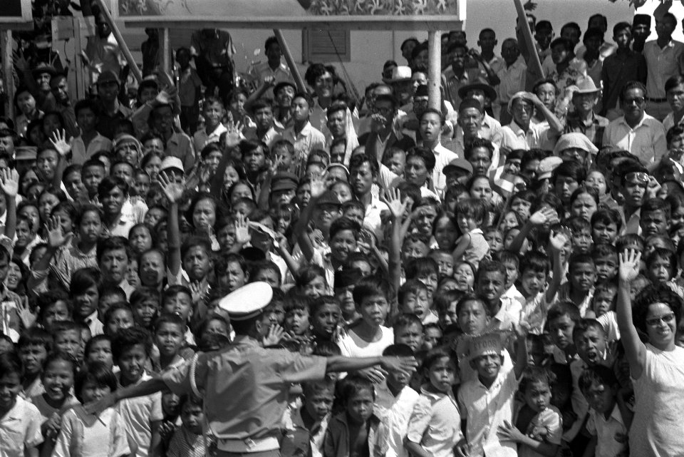 Staatsbezoek van koningin Juliana en prins Bernhard aan Indonesië Een enthousia, Bestanddeelnr 924-8623