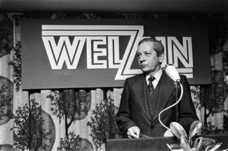 Staatssecretaris Hendriks krijgt eerste nummer Welzijn uit handen van J. J. Pe, Bestanddeelnr 928-5083
