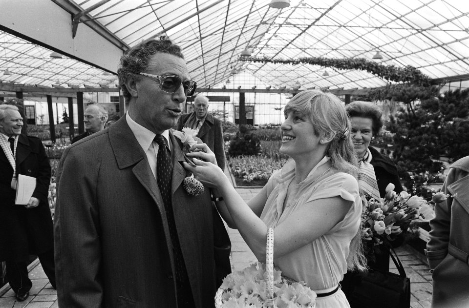 Staatssecretaris Hazekamp (EZ) opende keukenhof in Lisse, Hazekamp krijgt een bloem opgespeld, Bestanddeelnr 931-3973