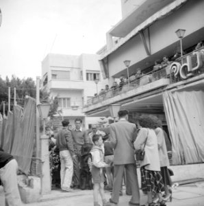 Stadsbeeld met het terras van Cafe Noga in Tel Aviv met wandelend publiek, Bestanddeelnr 255-1318