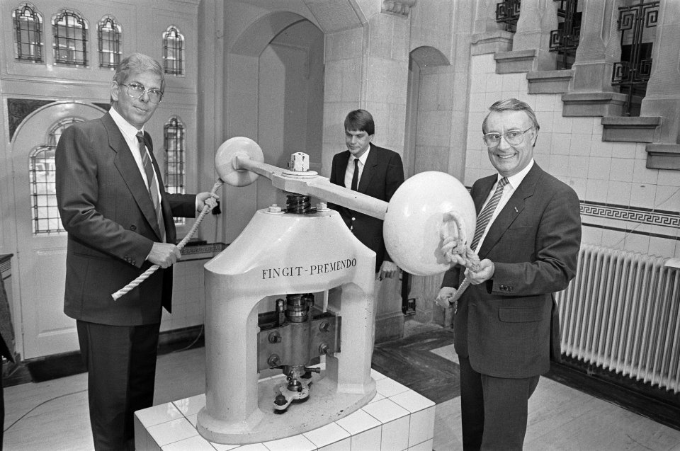 Staatssecretaris Koning slaat eerste gouden dukaat 1985 staatssecretaris Koning, Bestanddeelnr 933-3970
