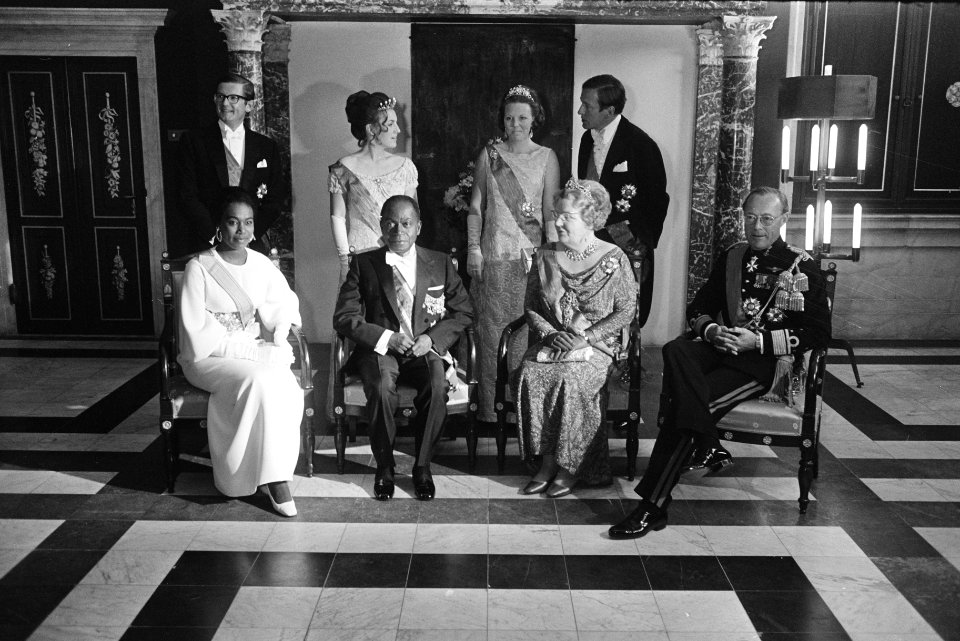 Staatsiefoto van president Houphouët-Boigny en Koninklijke Familie, Bestanddeelnr 923-5673