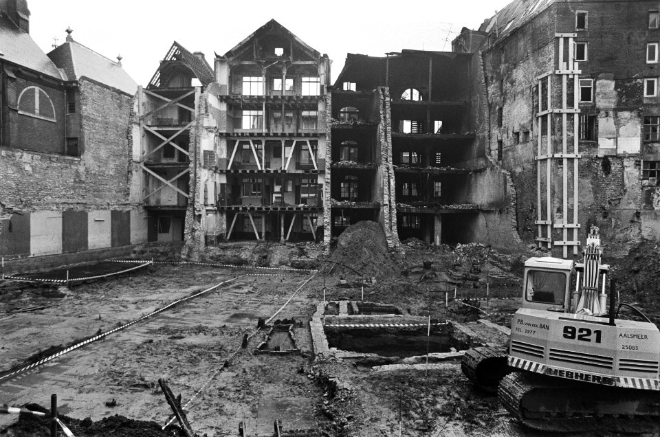 Stadsarcheoloog Baart heeft met medewerkers op de kop van Zeedijk o.m. Amsterdam, Bestanddeelnr 933-5018