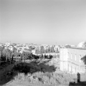 Stadsbeeld met appartementsgebouw en een synagoge, Bestanddeelnr 255-2247