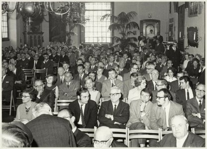 Stadhuispersoneel en genodigden bij het afscheid van burgemeester Cremers in de Gravenzaal. NL-HlmNHA 54012012