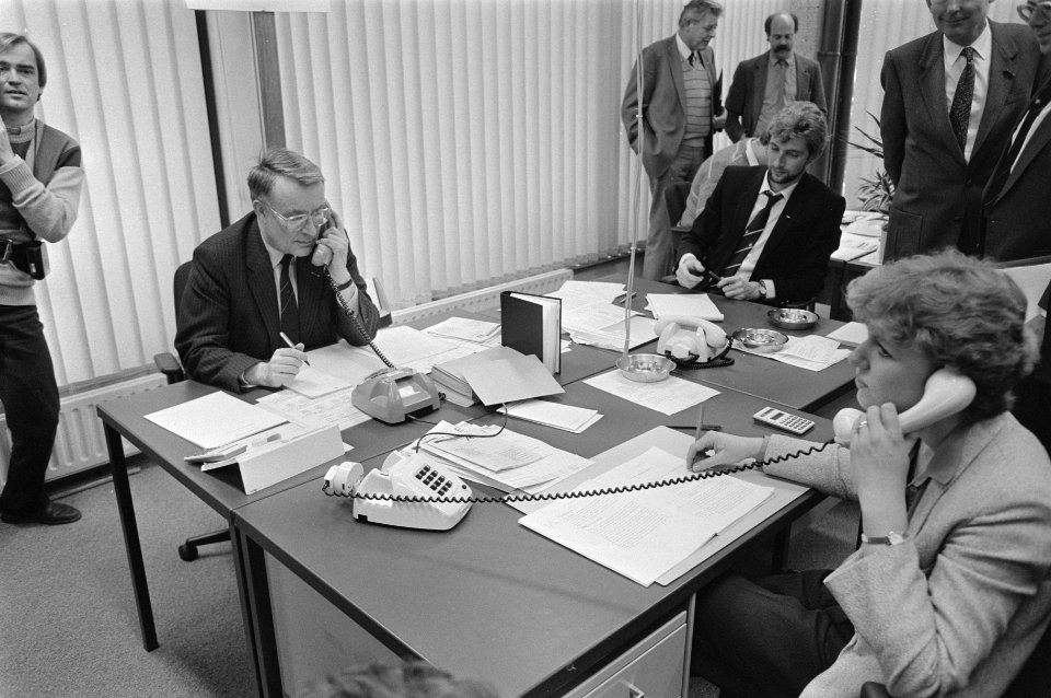Staatssecretaris Koning stelt belastingtelefoon in gebruik, Koning staat belasti, Bestanddeelnr 933-2223