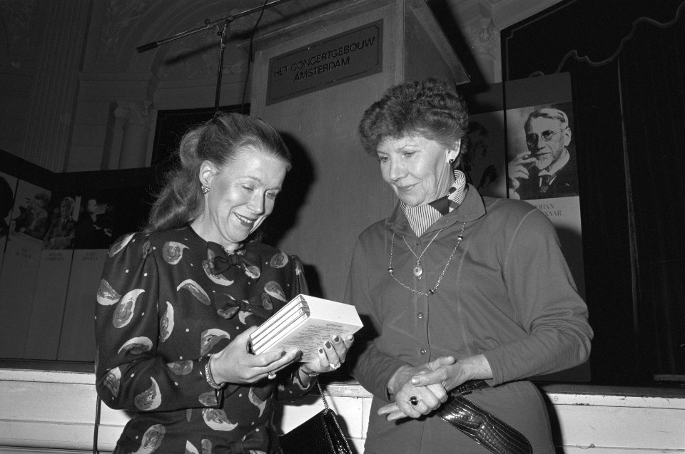 Staatssecretaris Korte van Hemel overhandigt aan Prinses Christina eerste cd van, Bestanddeelnr 934-3626