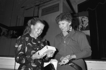 Staatssecretaris Korte van Hemel overhandigt aan Prinses Christina eerste cd van, Bestanddeelnr 934-3626