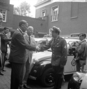 Stads Wegenwacht ANWB hulpdienst voor Amsterdam, burgemeester Van Hall schudt ha, Bestanddeelnr 916-6447