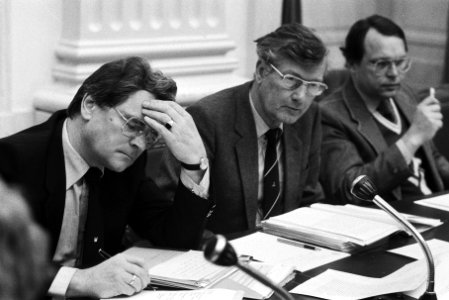 Staatssecretaris De Graaf (l) en minister De Koning (m), Bestanddeelnr 932-5303