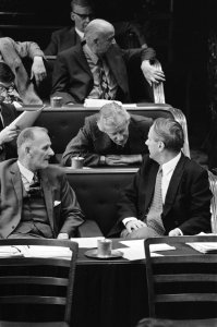 Staatssecretaris Marcel van Dam verdedigt huurverhoging van 8% in Eerste Kamer , Bestanddeelnr 927-7642