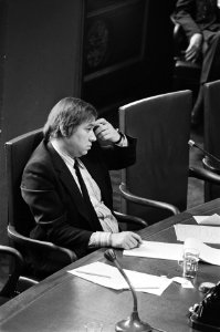 Staatssecretaris Marcel van Dam verdedigt huurverhoging van 8% in Eerste Kamer , Bestanddeelnr 927-7641
