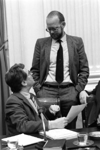 Staatssecretaris De Graaf (l) praat met PvdA-woordvoerder Buurmeijer (r), Bestanddeelnr 932-8868