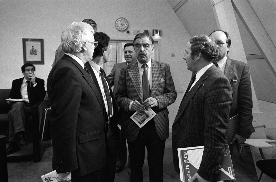 Staatssecretaris Ploeg (m) in gesprek met vertegenwoordigers uit het visserijsch, Bestanddeelnr 933-5998
