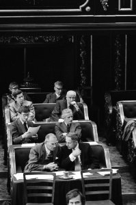 Staatssecretaris Marcel van Dam verdedigt huurverhoging van 8% in Eerste Kamer , Bestanddeelnr 927-7643