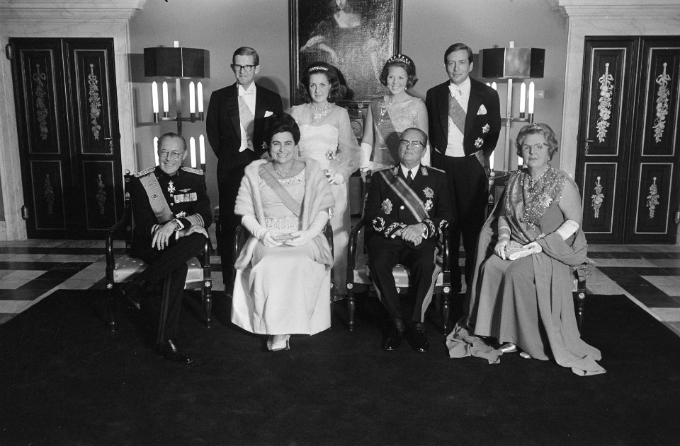 Staatsiefoto bezoek President Tito in Paleis Dam , Amsterdam vooraan v.l.n.r. P, Bestanddeelnr 923-9389