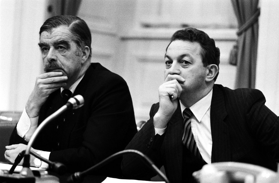 Staatssecretaris Ploeg (l) en minister Braks (r) tijdens de debatten over de beg, Bestanddeelnr 932-4230