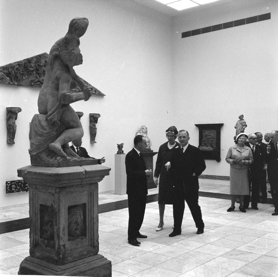 Staatssecretaris Mr IJ Scholten opende nieuwe zalen van Rijksmuseum ( mr van , Bestanddeelnr 914-0844