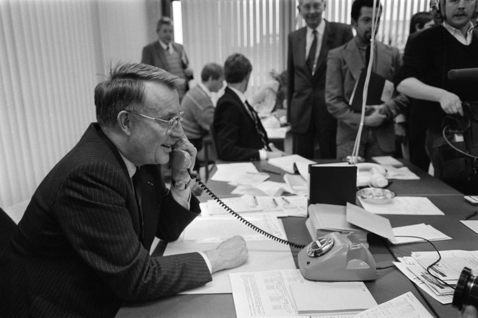 Staatssecretaris Koning stelt de belastingtelefoon in gebruik, Koning staat bela, Bestanddeelnr 933-2224