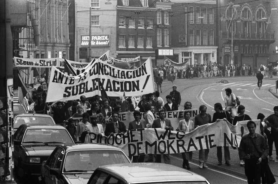 Staatsgreep van 1973 in Chili herdacht met demonstratie stoet demonstranten op , Bestanddeelnr 933-4214