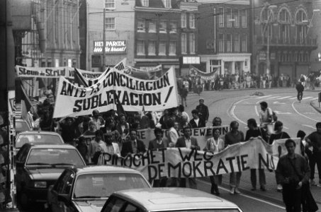 Staatsgreep van 1973 in Chili herdacht met demonstratie stoet demonstranten op , Bestanddeelnr 933-4214