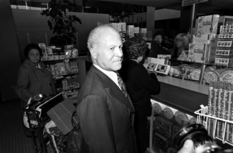 Staatssecretaris Brinkhorst (met bril) vertrekt van Schiphol, Egyptische ambassa, Bestanddeelnr 927-4555