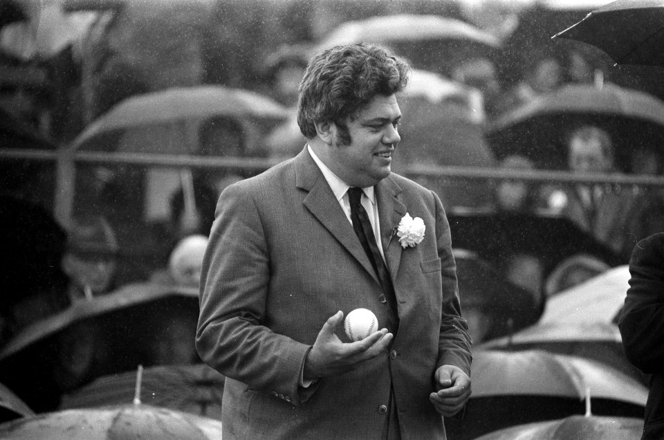Staatssecretaris Henk Vonhoff (VVD) werpt de bal, Bestanddeelnr 925-7109