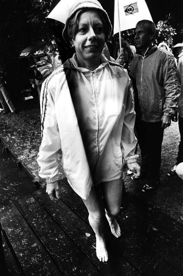 Staatssecretaris Neelie Smit-Kroes en minister Til Gardeniers in regenkleding, Bestanddeelnr 930-3917