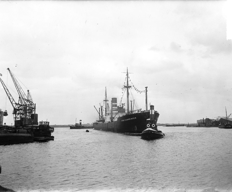 Stad Vlaardingen met Marshall-steenkolen voor de Nederlandse Spoorwegen in de , Bestanddeelnr 903-0047