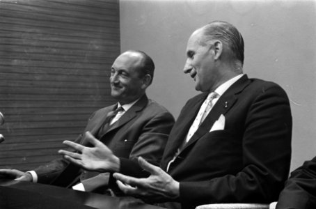 Staatssecretaris Bot tijdens de persconferentie, Minister Toxopeus en rechts Bot, Bestanddeelnr 914-2730